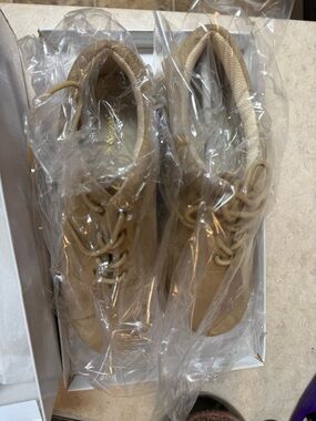 Trotters 8W Neutral Tan Canvas Lace-Up Sneakers